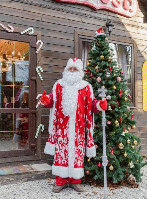 В деревню можно приехать с подарком, который Дед Мороз подарит вашему ребенку. Источник: parkpik701.ru