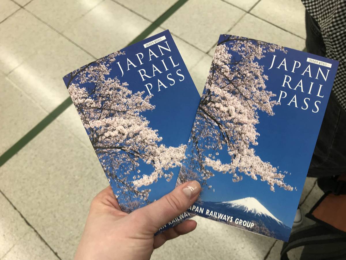 Так выглядит «Джей-ар-пасс» — это красивая брошюра с сакурой и Фудзиямой