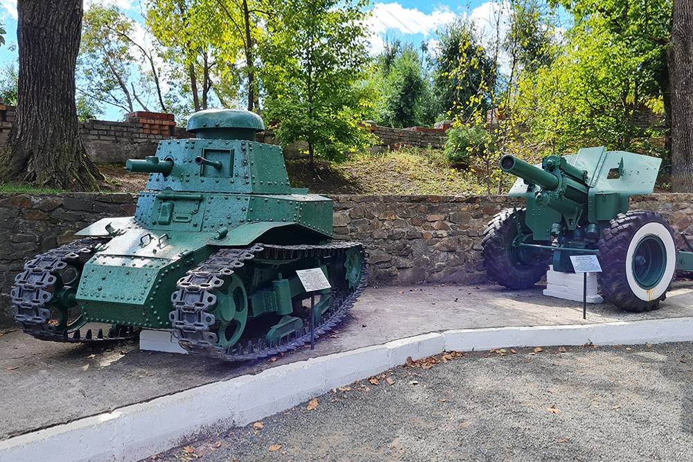 Снаружи стоит симпатичный кроха-танк Т-18 — советский легкий танк непосредственной поддержки пехоты 1920-х годов. В него помещались два человека