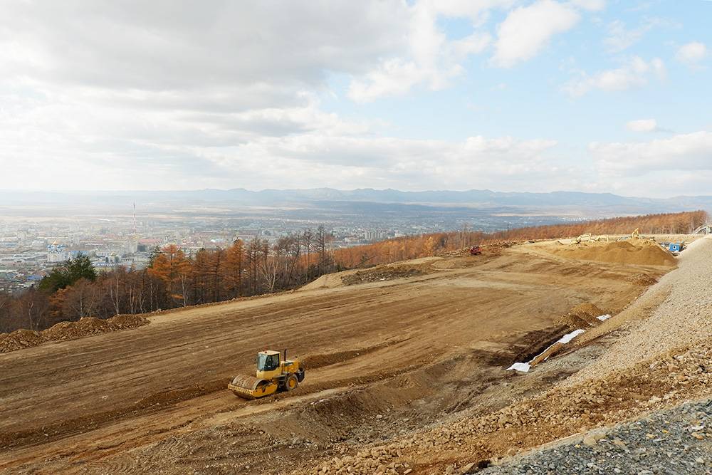 На склоне горы Большевик строят горнолыжную деревню
