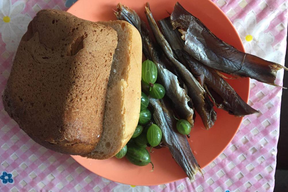 Вяленая рыбка, свежий «Кузьмоловский хлеб», кислый крыжовник, крепкий чай — божественно вкусно!
