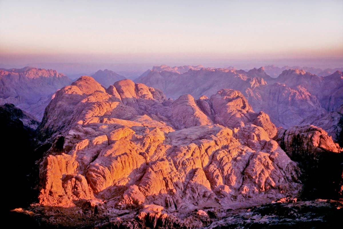 Рассвет на Синае. Фото: AIMSTOCK / iStock