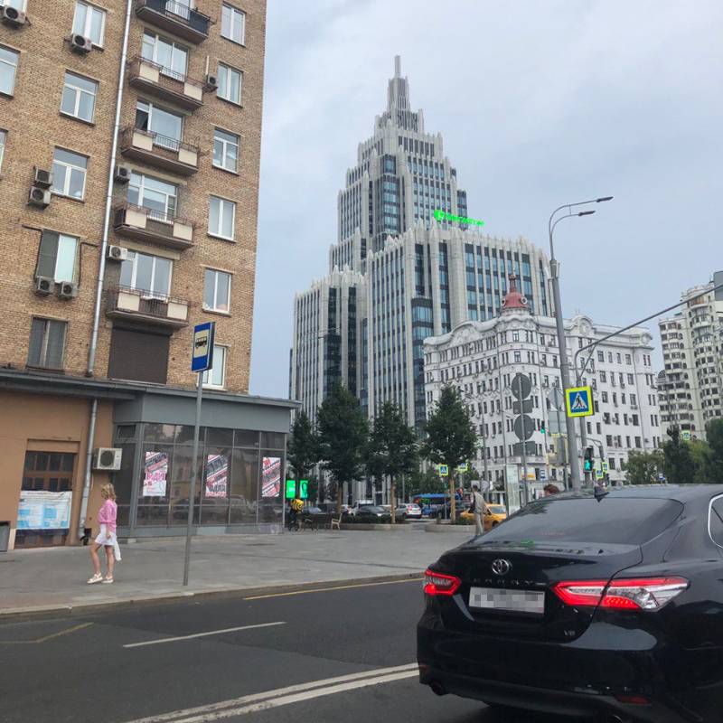 Один из крупных бизнес-центров в нашем районе — «Оружейный», сейчас там базируется Сбер. Я называю его «Готэм-сити» — ночью он особенно похож на постройку из фильмов про&nbsp;Бэтмена