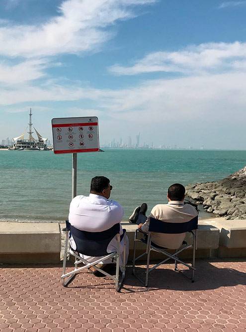 Многие рыбачат на набережной либо просто сидят вдоль моря, наслаждаясь погодой и красотой Персидского залива