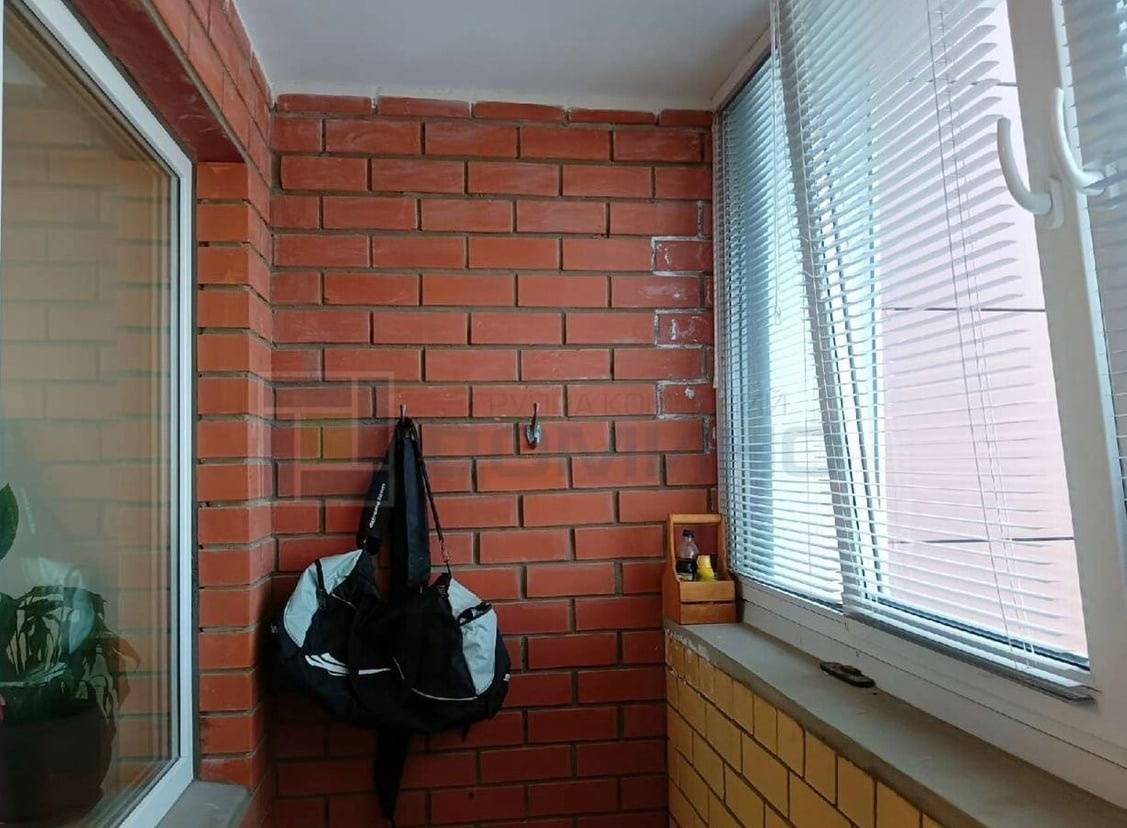 Фото с непокрашенным кирпичом из квартиры этого же дома. Наша лоджия до ремонта выглядела так же