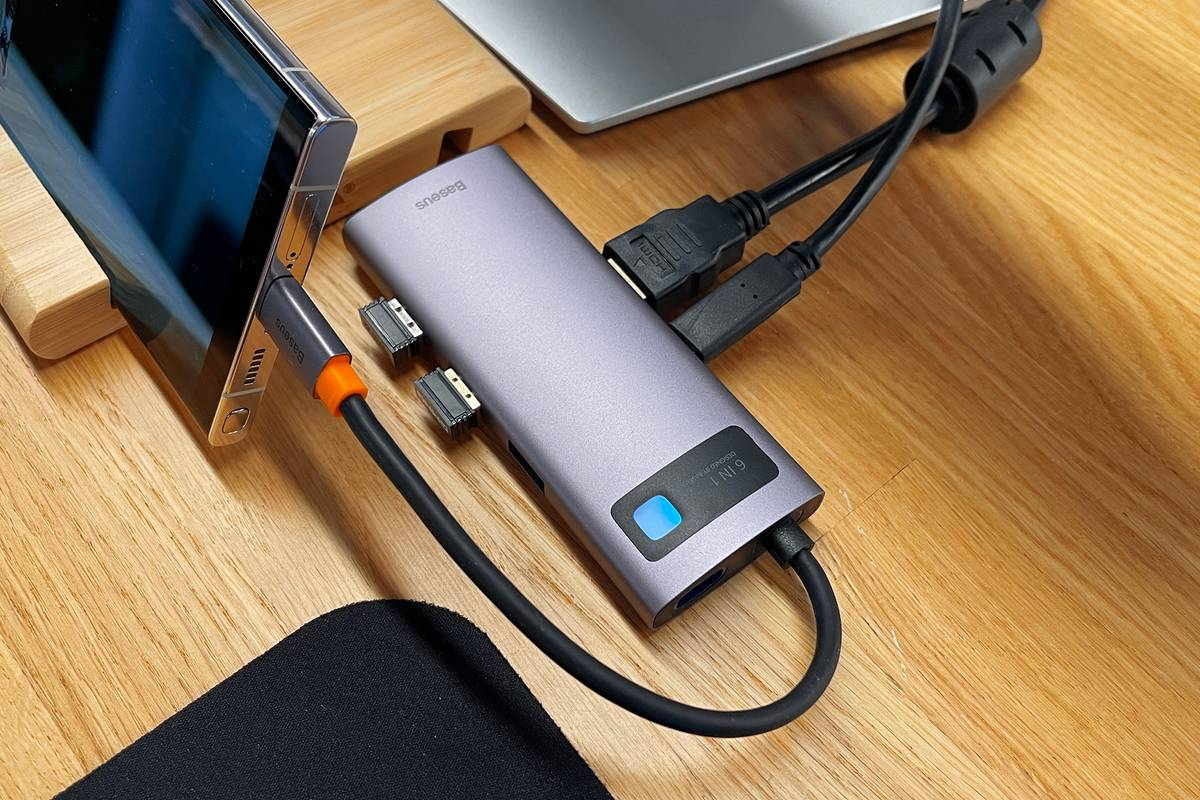 Можно использовать универсальный переходник для Макбука с HDMI и разъемом для внешнего питания