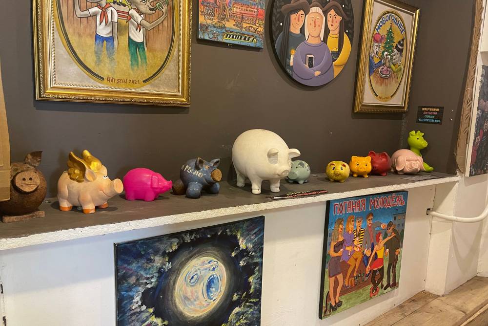В галерее целая коллекция свиней. Есть даже чучело кабана