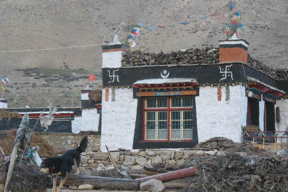 Это дом оседлых тибетцев. Сомневаюсь, что там есть ванная и туалет