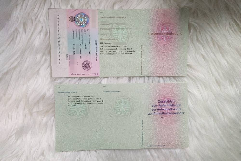 Сверху — разрешение на временное проживание, Fiktionsbescheinigung, под&nbsp;ним — Zusatzblatt к ВНЖ
