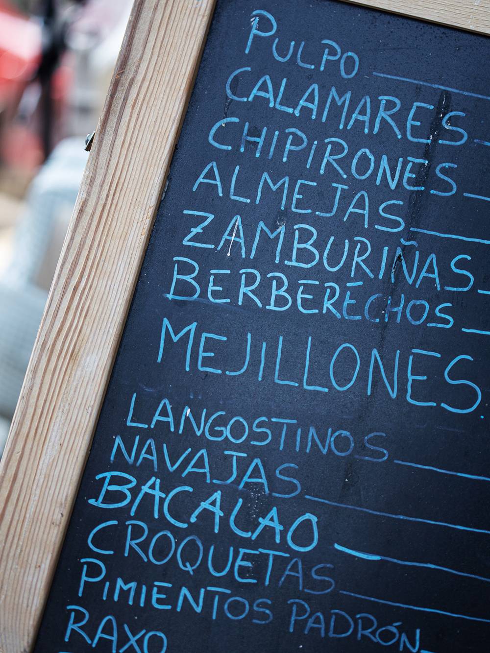Стандартное меню в Галисии — много названий странных ракушек