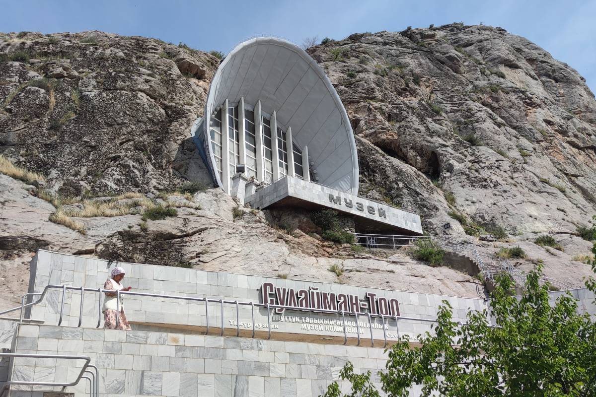 Музей в пещере на горе Сулайман-Тоо
