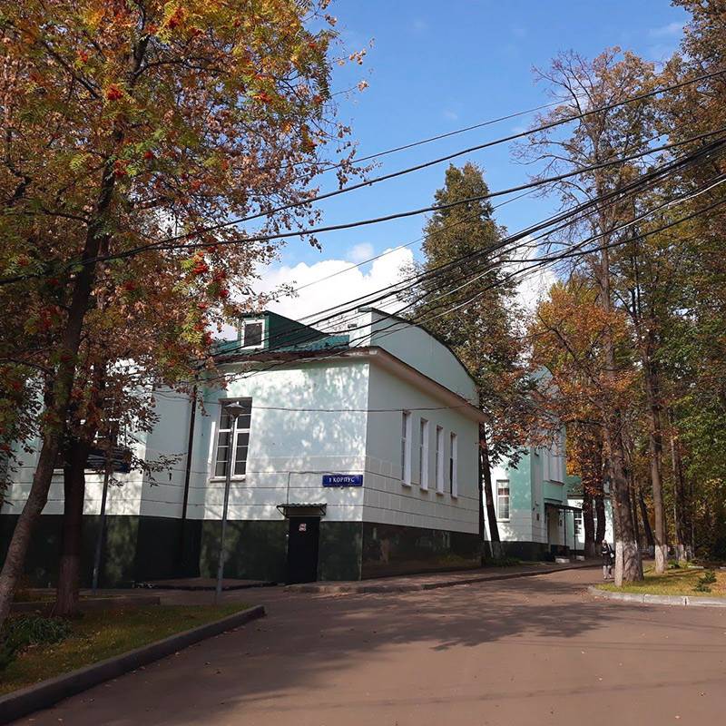 На территории больницы красиво. Это одна из старинных московских больниц, ПКБ №&nbsp;4 им. Ганнушкина