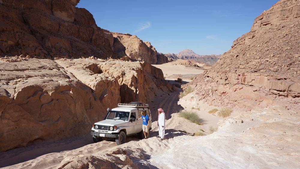 Еще из Дахаба ездят в двухдневные туры в пустыню. Днем путешественники идут через каньоны к песчаным дюнам, а ужинают и ночуют в оазисах у бедуинов. В 2018&nbsp;году тур с арендой джипа и водителем стоил 150 $ на четверых