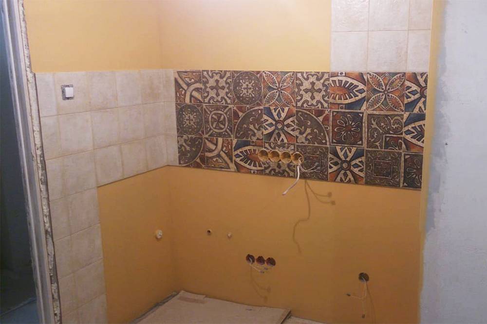 Стены на кухне после выравнивания: их оштукатурили, покрасили и начали выкладывать фартук плиткой