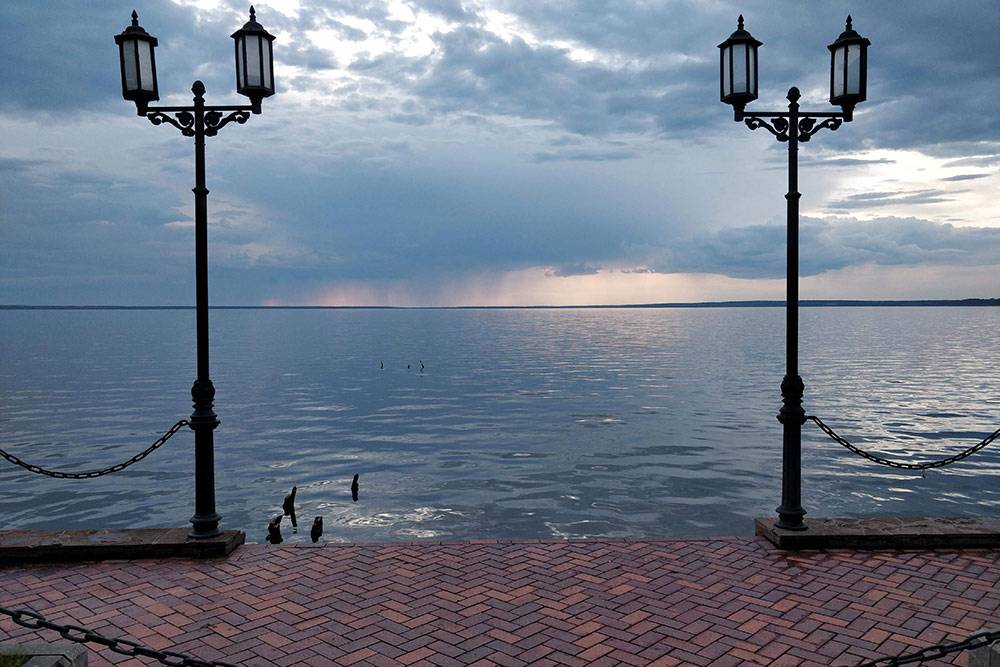 Плещеево озеро в Переславле-Залесском славится невероятными закатами. Ярких красок мы не увидели из-за плохой погоды, но озеро все равно понравилось
