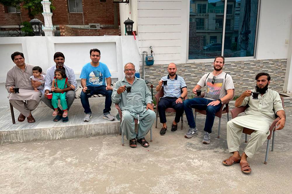 Эта фабрика также шьет для&nbsp;«Икеи», Zara&nbsp;Home и H&M. На фото — мы в гостях у пакистанской семьи одного из наших партнеров. Пьем чай во дворе