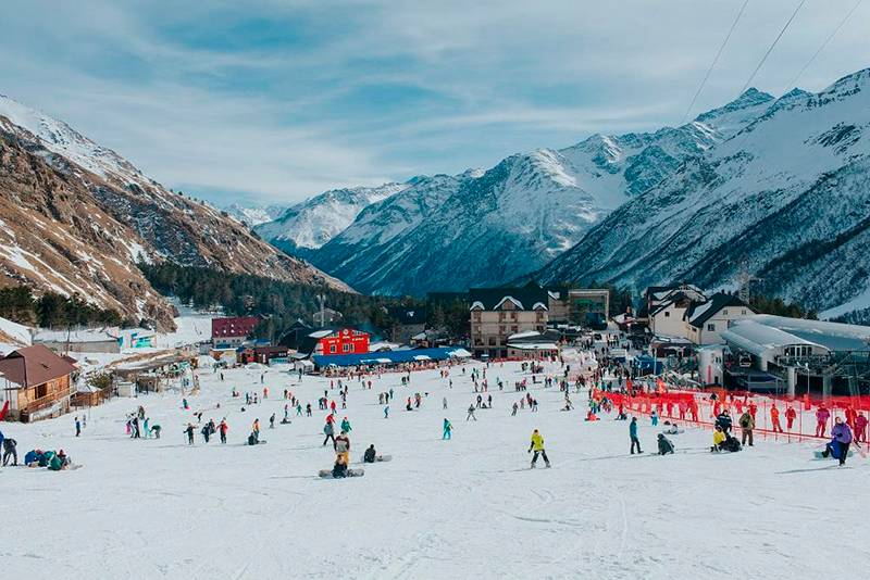 Всесезонный горный курорт «Эльбрус» расположен на территории одноименной экономической зоны. Здесь можно покататься на лыжах и сноуборде. Общая протяженность трасс — 17 км. Источник: ncrc.ru