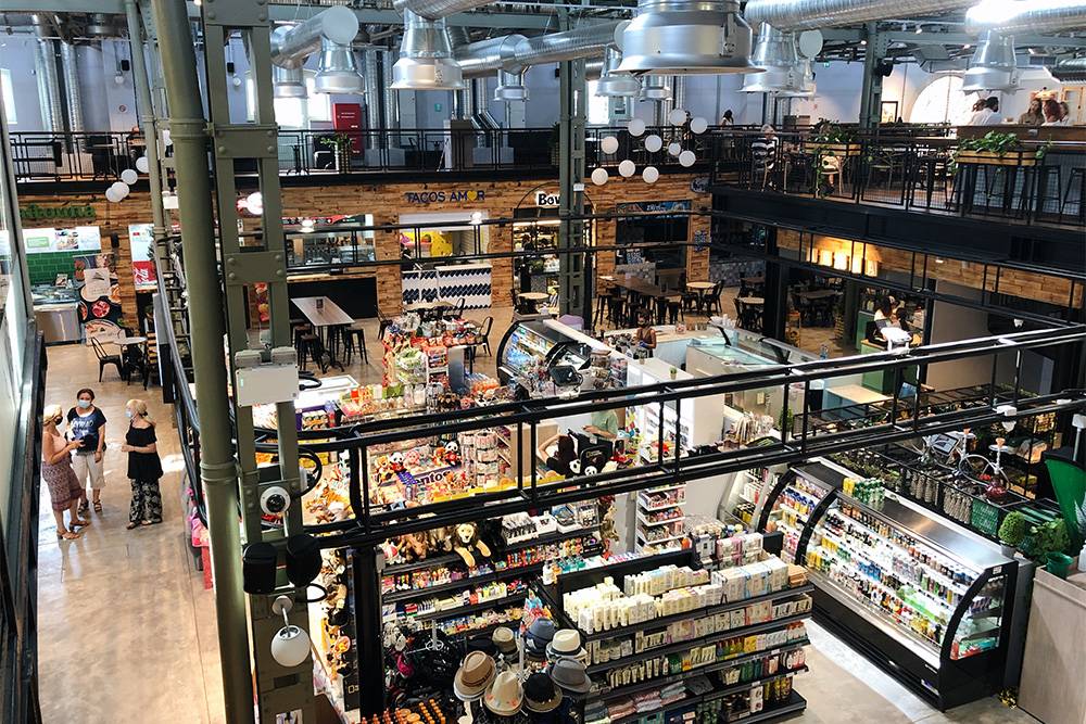 Внутри два этажа. «Агора» открыта ежедневно с 07:00 до 22:30