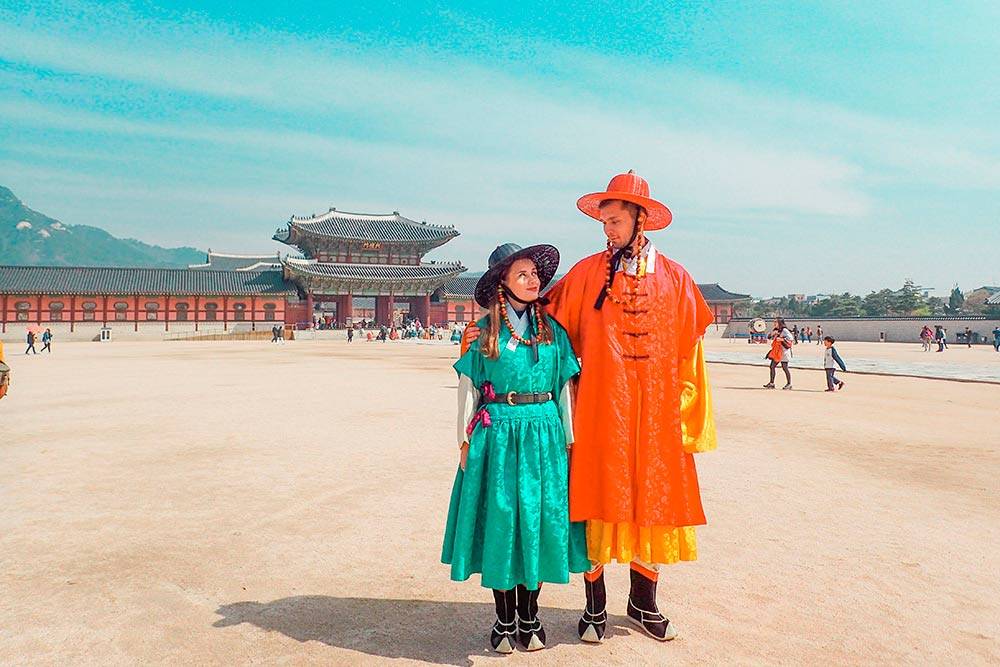 Ханбок — традиционный костюм жителей Кореи. Его можно бесплатно примерить на входе во дворец Кёнбоккун (Gyeongbokgung)