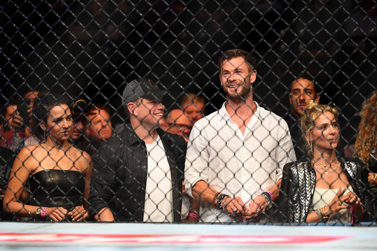 Голливудские актеры Мэтт Дэймон и Крис Хемсворт наблюдают за боями в рамках UFC&nbsp;234 в Мельбурне, Австралия. Источник: Quinn Rooney / Gettyimages