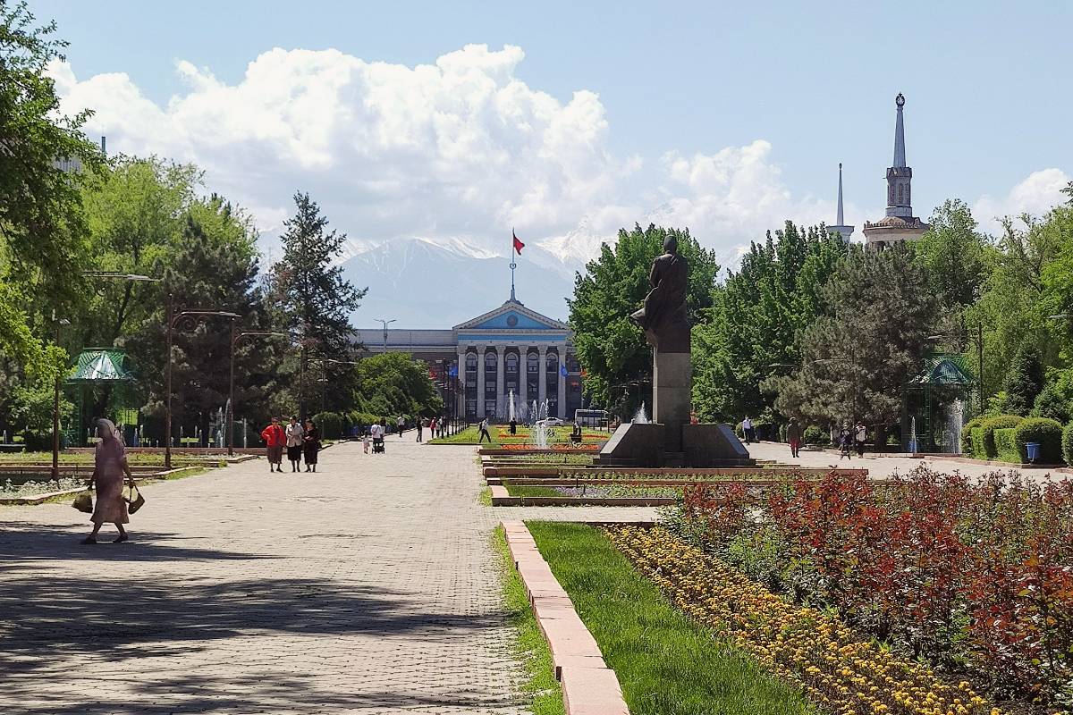 Вид на Киргизский национальный университет с прогулочной аллеи в центре города