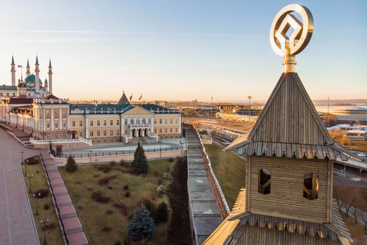 Казанский кремль охраняет Юнеско, о чем свидетельствует значок на одной из его башен