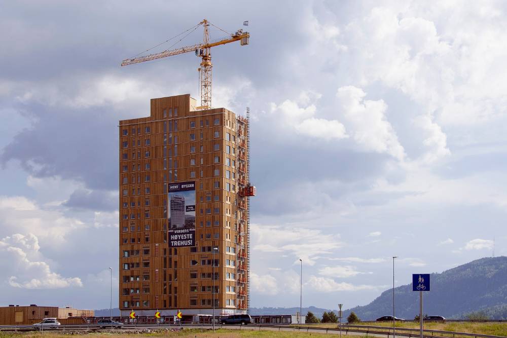 За рубежом CLT-панели называют «деревянный монолит» и строят из них высотные здания. Это двенадцатиэтажное здание из CLT-панелей в Норвегии. Источник: commons.wikimedia.org