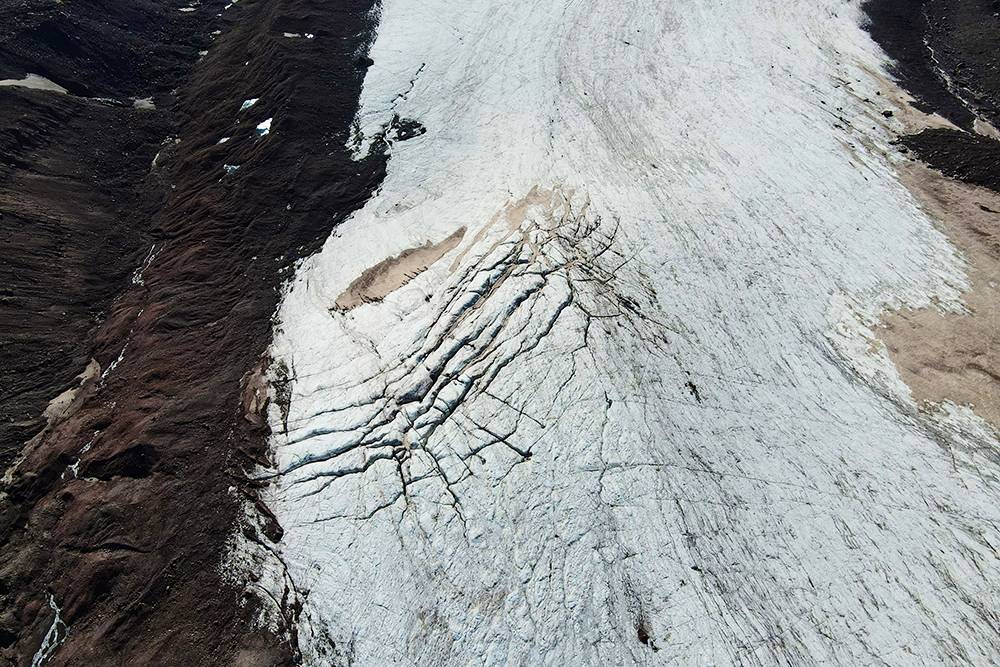 Так выглядит ледник Гергети и его трещины с высоты