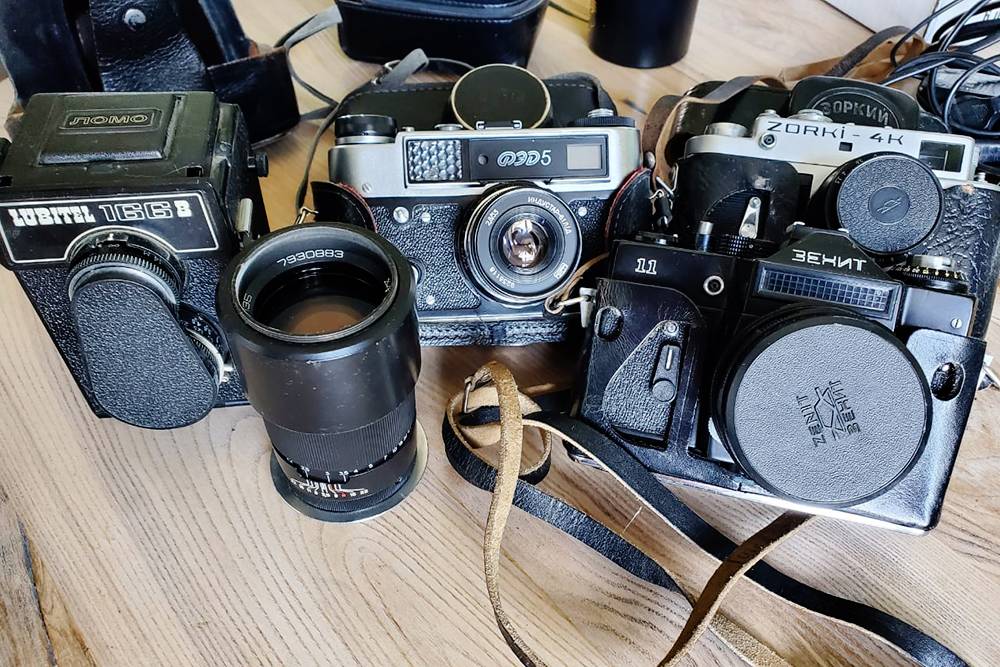 Несколько советских фотоаппаратов, которые я собрал у родственников и продавать пока не собираюсь. Я не разбирался с моделями и их стоимостью, но на барахолках такие сеты продают за ощутимые деньги — от 800&nbsp;до 7000 <span class=ruble>Р</span>