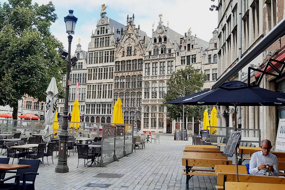 Площадь Гроте Маркт — это бывшая рыночная площадь, а сегодня центральная площадь Антверпена. На ней расположены одни из самых главных достопримечательностей города: ратуша, собор Антверпенской Богоматери, фонтан Брабо и Дом гильдий — он в центре снимка