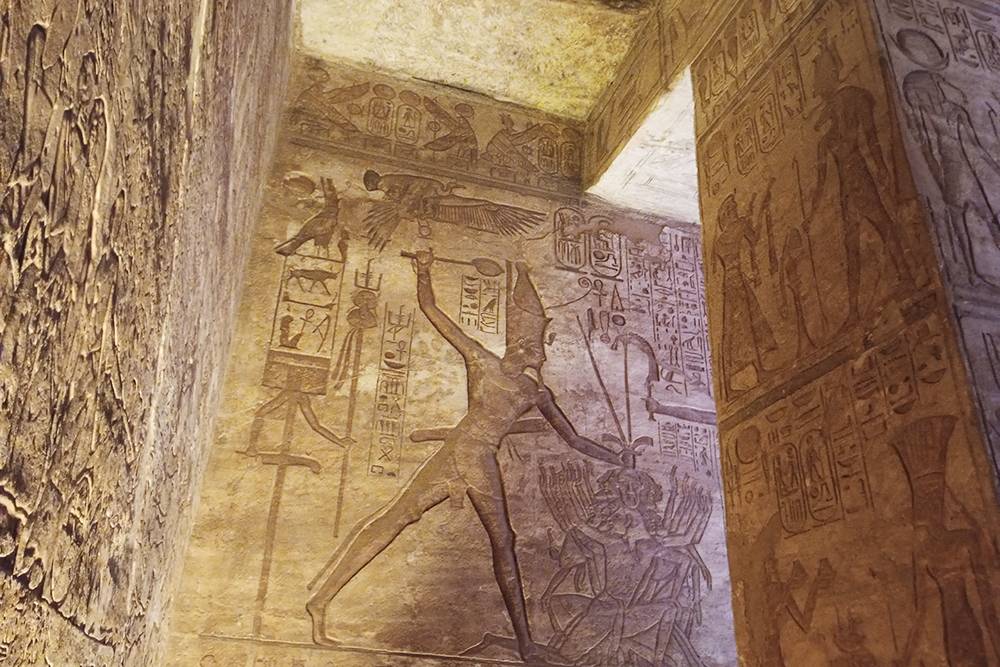 Рельеф внутри храма: фараон бьет врагов Египта