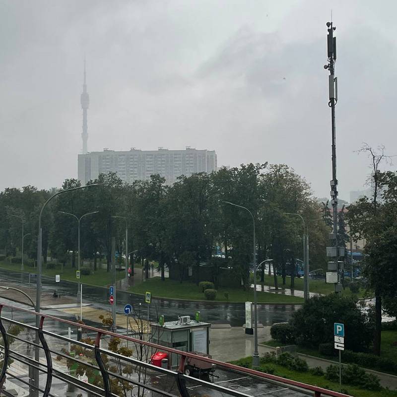 На монорельсе открытая платформа, поэтому немного заливает, но есть места, где можно спрятаться от дождя