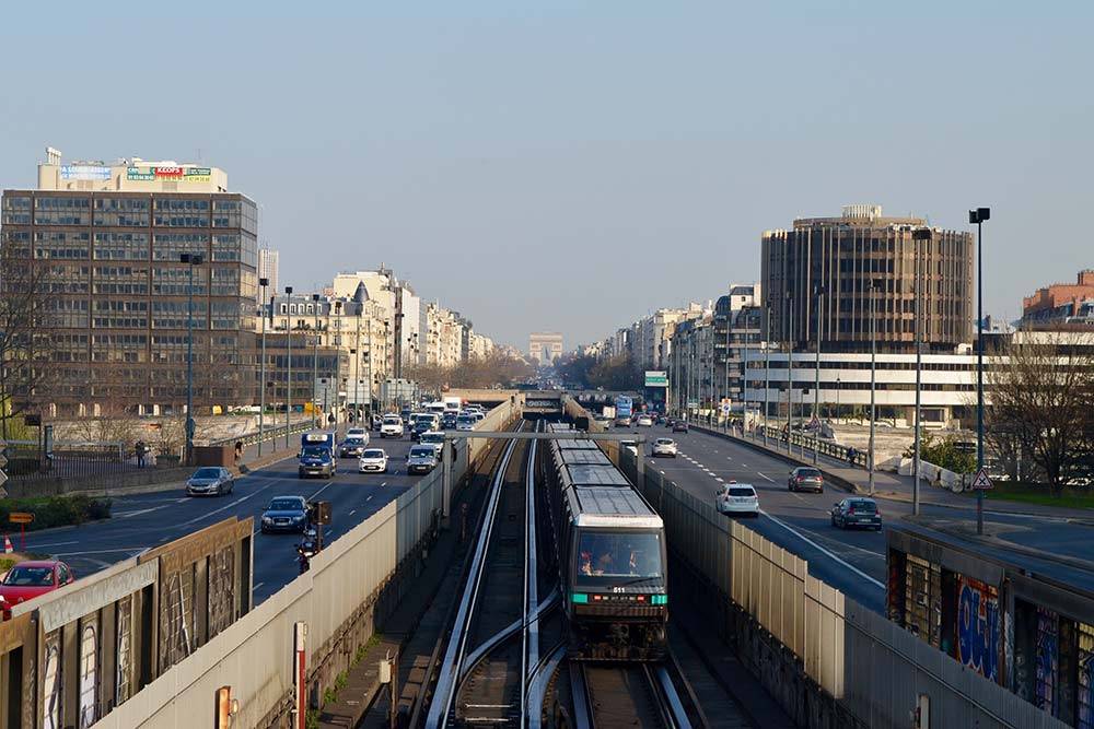 По некоторым линиям парижской подземки ходят автоматические поезда без машинистов. Это первая ветка метро, она идет от Елисейских полей и Триумфальной арки в квартал небоскребов Дефанс