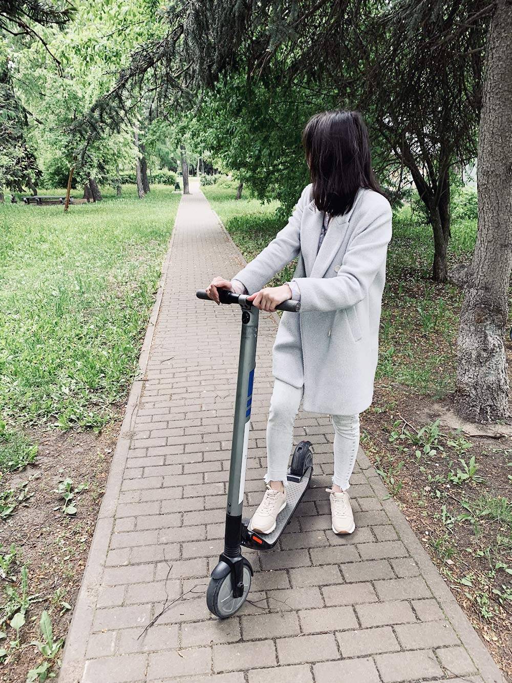Катаемся на самокатах в парке