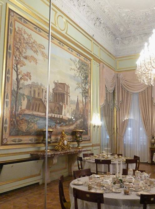 Один из интерьеров Белого дворца. В экспозиции находятся подлинные вещи эпохи, поэтому зал защищен стеклом