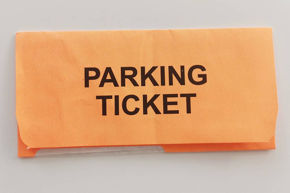 Штраф за неправильную парковку кладут в ярко-оранжевый конверт
