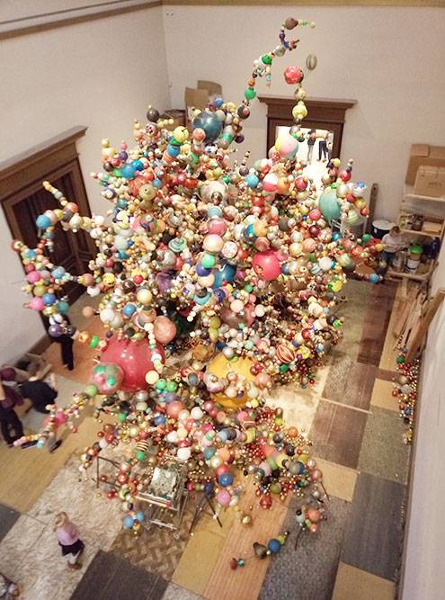 Меня покорила выставка чешского художника Криштофа Кинтеры: огромная инсталляция, собранная из старых сдувшихся мячей