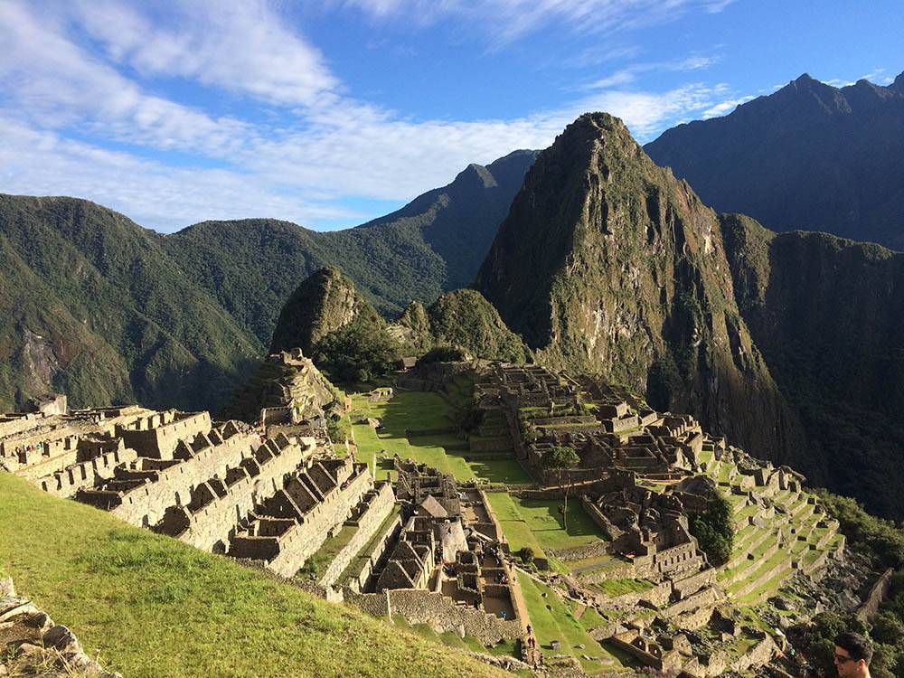 Мачу-Пикчу находится на высоте 2430 метров над уровнем моря. Отвесная гора за руинами города — гора Уайна-Пикчу, на которую любят подниматься туристы