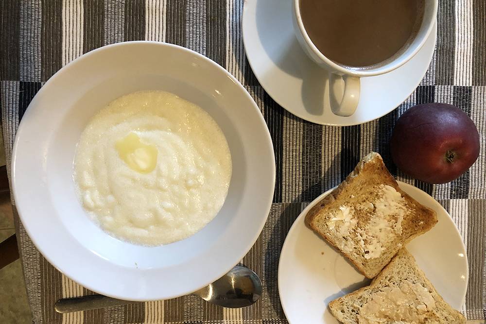 Завтрак: манная каша, тосты с арахисовой пастой, яблоко, кофе