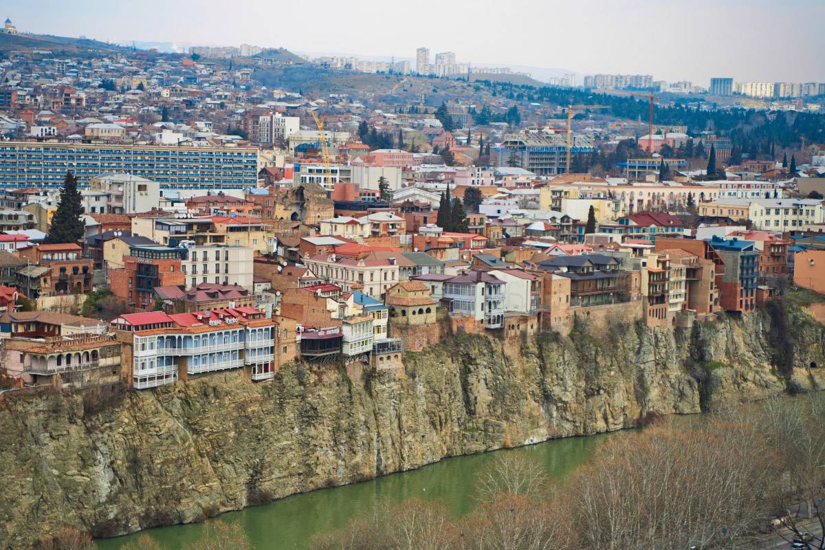 В Старом Тбилиси очень плотная и необычная застройка на скале. Фото:&nbsp;Try_my_best&nbsp;/ Shutterstock