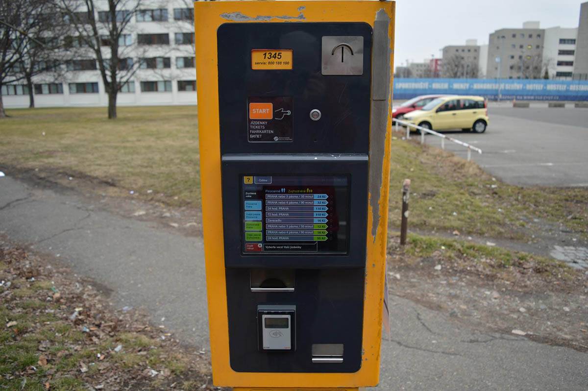 Автомат с билетами на остановке автобуса
