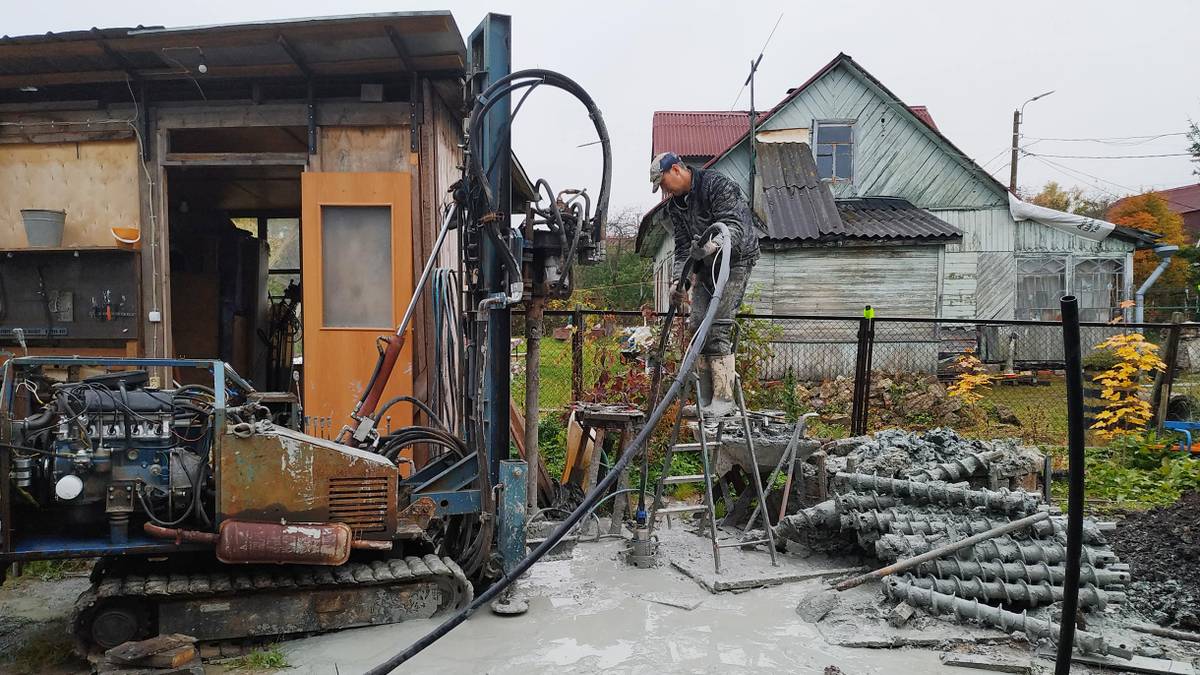 Как пробурить скважину на воду своими руками на участке