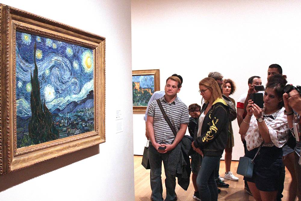 В музее современного искусства много картин, но толпа стоит именно у Ван Гога