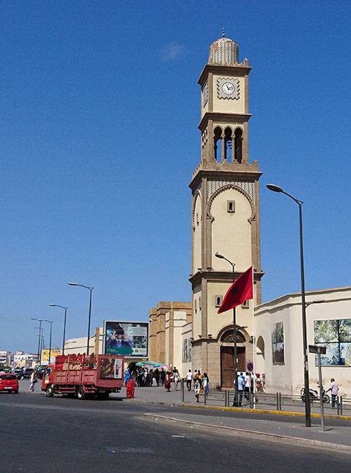 Часовая башня в Касабланке — одна из главных достопримечательностей города. Внутрь, к сожалению, войти нельзя