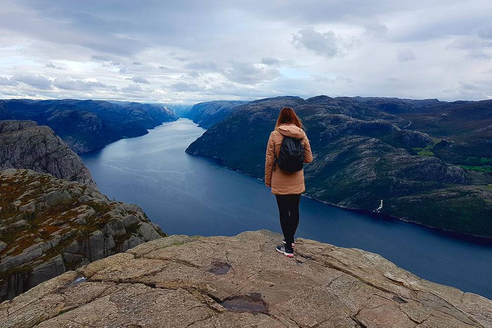 Мое путешествие началось с Европы. Это фото сделано на фьорде Люсефьорд в Норвегии