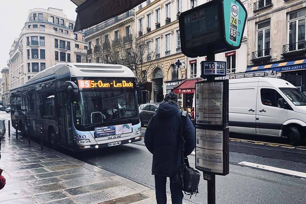 Многие автобусы в Париже «экологически чистые»: они либо полностью электрические, либо гибридные, либо работают на биогазе