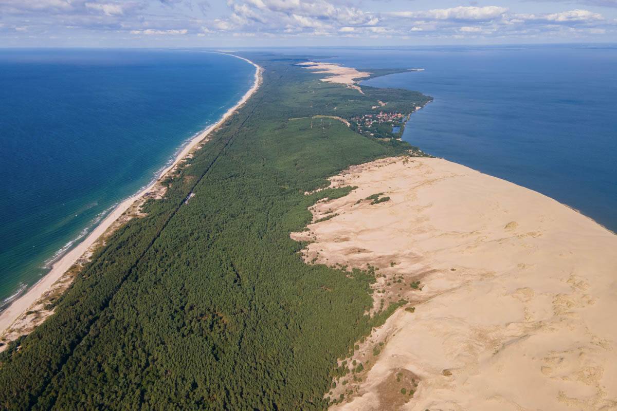 Половина территории Куршской косы принадлежит Литве, половина — России