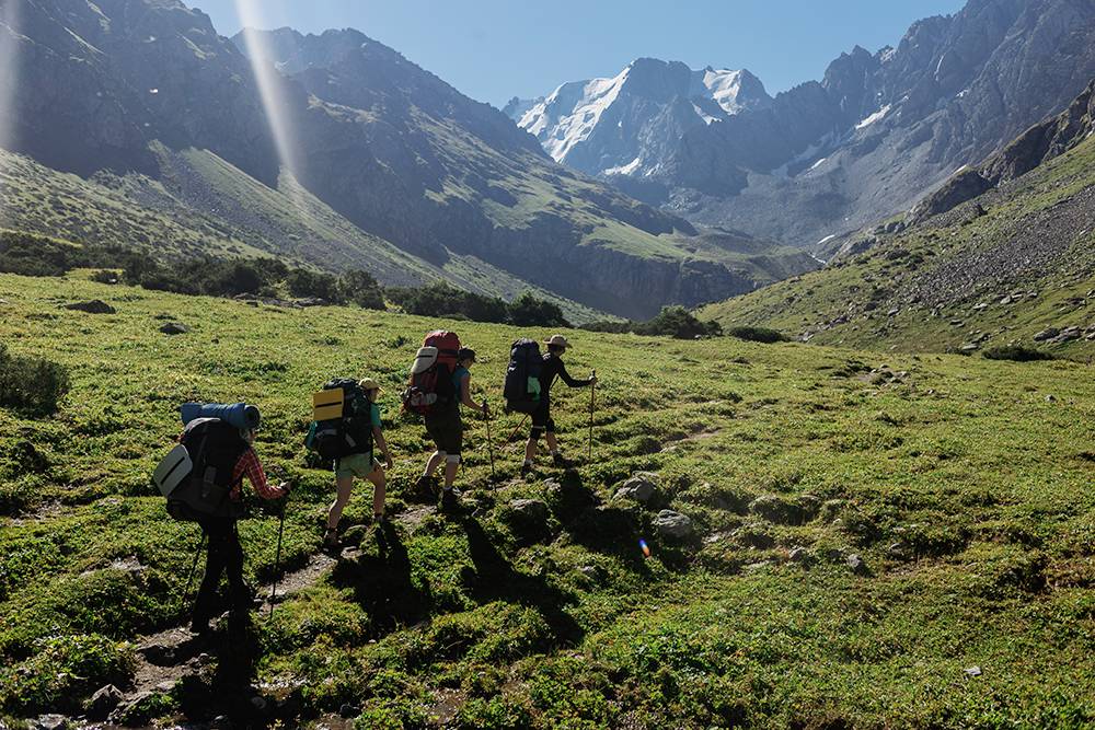 В Киргизии новичкам трудно: цивилизация далеко, рюкзаки тяжелые, а перепады высот резкие