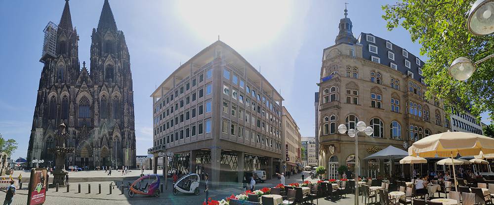 Панорама площади с Кельнским собором. Он тут слева
