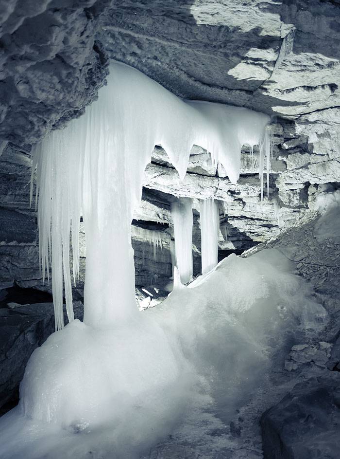 Даже летом температура в пещере не поднимается выше +5 °С, поэтому стоит захватить теплую одежду и удобную обувь. Куртку можно арендовать на входе. Фото: Khoroshunova Olga / Shutterstock